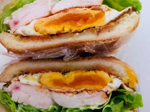 鶏ハムと目玉焼きのサンドイッチ